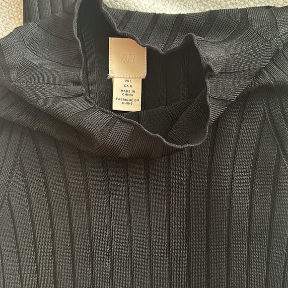 H&M Mock Neck Top - Picture 4 of 4